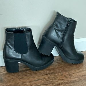 Shi by Journeys black chelsea boots